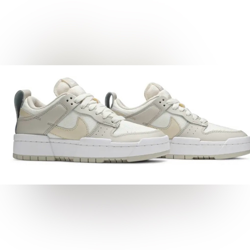 LIKE NEW NIKE WOMENS  SIZE 7.5